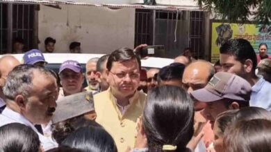 Photo of उत्तरकाशी: रोती बिलखती मुख्यमंत्री धामी से बोली खुशबू- मेरे मम्मी पापा से बात करवा दो सर