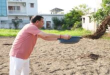 Photo of मां के संग खेत में उतरे सीएम धामी…खुद चलाया टिलर, डाली गोबर की खाद